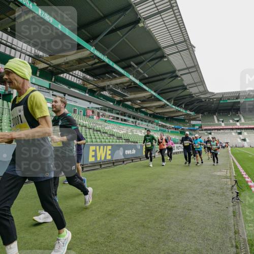 05.10.2025 - 20. swb-Marathon Bremen Michael Burmester http://msf.ph/oto/9224435 05.10.2025 10:34:42 Laufen im Stadion 7101, 7147, 7215, 9183, 9188, 9201, 9219, 9266, 9292, 9309, 9372, 9430, 9472, 9540, 9547, 9585, 9591, 9622, 9669, 9672, 9714, 9719, 9720, 9722, 9766, 9783, 9797, 9820, 9844, 9847, 9872, 9925, 9932, 9943, 9947, 9952, 9981, 10003, 10005, 10009, 10024, 10069, 10080, 10088, 10111, 10116, 10169, 10178, 10191, 10196, 10200, 10260, 10261, 10263, 10281, 10285, 10329, 10341, 10397, 10398, 10408, 10424, 10527, 10641, 10645, 10648, 10653, 10694, 10834, 10950, 9529 meine-sportfotos.de