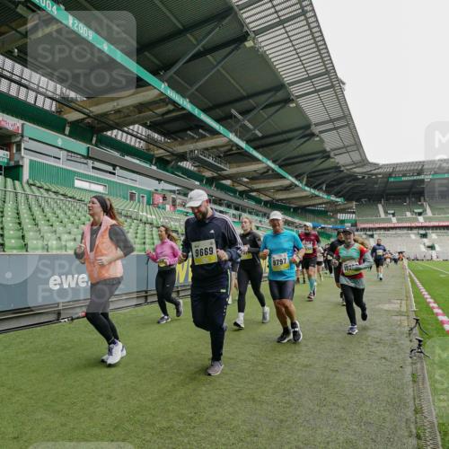 05.10.2025 - 20. swb-Marathon Bremen Michael Burmester http://msf.ph/oto/9224442 05.10.2025 10:34:45 Laufen im Stadion 7101, 7147, 7215, 9183, 9188, 9201, 9219, 9292, 9372, 9430, 9472, 9540, 9547, 9585, 9591, 9622, 9669, 9672, 9714, 9719, 9720, 9722, 9766, 9783, 9797, 9820, 9844, 9847, 9872, 9925, 9932, 9943, 9947, 9952, 9981, 10003, 10005, 10009, 10024, 10069, 10080, 10088, 10111, 10116, 10169, 10178, 10191, 10196, 10200, 10260, 10261, 10263, 10281, 10285, 10329, 10341, 10397, 10398, 10408, 10424, 10527, 10641, 10644, 10645, 10648, 10653, 10694, 10834, 10845, 10950, 10988, 9529 meine-sportfotos.de