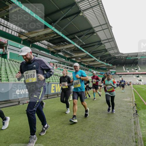 05.10.2025 - 20. swb-Marathon Bremen Michael Burmester http://msf.ph/oto/9224444 05.10.2025 10:34:46 Laufen im Stadion 7101, 7147, 7215, 9183, 9188, 9201, 9219, 9292, 9372, 9430, 9472, 9540, 9547, 9585, 9591, 9622, 9669, 9672, 9714, 9719, 9720, 9722, 9766, 9783, 9797, 9820, 9844, 9847, 9872, 9925, 9932, 9943, 9947, 9952, 9981, 10003, 10005, 10009, 10024, 10069, 10080, 10088, 10111, 10169, 10178, 10191, 10196, 10200, 10260, 10261, 10263, 10281, 10285, 10329, 10341, 10397, 10398, 10408, 10424, 10527, 10641, 10644, 10645, 10648, 10653, 10694, 10834, 10845, 10950, 10988, 9529 meine-sportfotos.de
