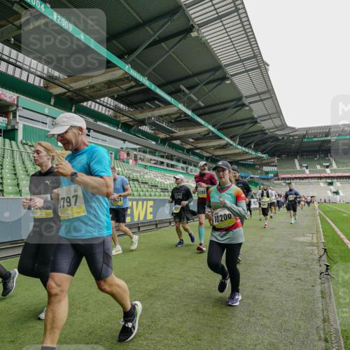 05.10.2025 - 20. swb-Marathon Bremen Michael Burmester http://msf.ph/oto/9224447 05.10.2025 10:34:46 Laufen im Stadion 7101, 7147, 7215, 9183, 9188, 9201, 9219, 9292, 9372, 9430, 9472, 9540, 9547, 9585, 9591, 9622, 9669, 9672, 9714, 9719, 9720, 9722, 9766, 9783, 9797, 9820, 9844, 9847, 9872, 9925, 9932, 9943, 9947, 9952, 9981, 10003, 10005, 10009, 10024, 10069, 10080, 10088, 10111, 10169, 10178, 10191, 10196, 10200, 10260, 10261, 10263, 10281, 10285, 10329, 10341, 10397, 10398, 10408, 10424, 10527, 10641, 10644, 10645, 10648, 10653, 10694, 10834, 10845, 10950, 10988, 9529 meine-sportfotos.de