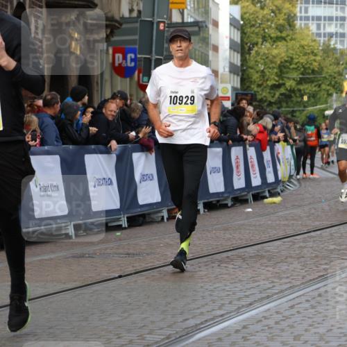 05.10.2025 - 20. swb-Marathon Bremen Strokosch-Dieckow http://msf.ph/oto/9224448 05.10.2025 10:47:48 Ziel 9929, 10062, 10089, 10382, 10601, 10929, 11244, 11628 meine-sportfotos.de