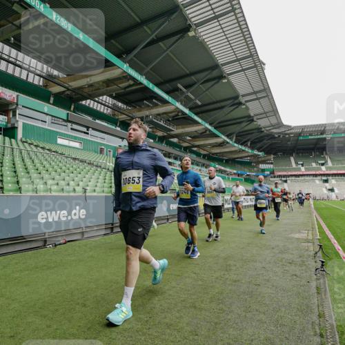 05.10.2025 - 20. swb-Marathon Bremen Michael Burmester http://msf.ph/oto/9224457 05.10.2025 10:34:51 Laufen im Stadion 7101, 7147, 7215, 9183, 9188, 9201, 9219, 9292, 9372, 9430, 9472, 9540, 9547, 9585, 9591, 9622, 9669, 9672, 9714, 9719, 9720, 9722, 9766, 9783, 9797, 9820, 9844, 9847, 9872, 9925, 9932, 9943, 9947, 9952, 9968, 9981, 10003, 10005, 10009, 10080, 10088, 10111, 10169, 10191, 10196, 10200, 10260, 10261, 10263, 10281, 10285, 10329, 10341, 10397, 10398, 10408, 10424, 10527, 10555, 10641, 10644, 10645, 10648, 10653, 10694, 10834, 10845, 10950, 10988 meine-sportfotos.de