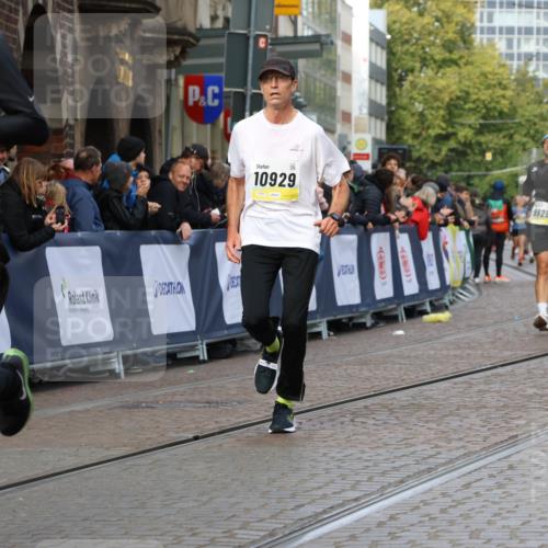 05.10.2025 - 20. swb-Marathon Bremen Strokosch-Dieckow http://msf.ph/oto/9224460 05.10.2025 10:47:48 Ziel 9929, 10062, 10089, 10382, 10601, 10929, 11244, 11628 meine-sportfotos.de