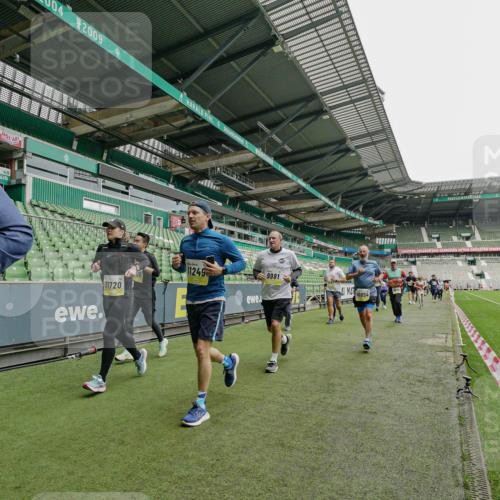 05.10.2025 - 20. swb-Marathon Bremen Michael Burmester http://msf.ph/oto/9224461 05.10.2025 10:34:51 Laufen im Stadion 7101, 7147, 7215, 9183, 9188, 9201, 9219, 9292, 9372, 9430, 9472, 9540, 9547, 9585, 9591, 9622, 9669, 9672, 9714, 9719, 9720, 9722, 9766, 9783, 9797, 9820, 9844, 9847, 9872, 9925, 9932, 9943, 9947, 9952, 9968, 9981, 10003, 10005, 10009, 10080, 10088, 10111, 10169, 10191, 10196, 10200, 10260, 10261, 10263, 10281, 10285, 10329, 10341, 10397, 10398, 10408, 10424, 10527, 10555, 10641, 10644, 10645, 10648, 10653, 10694, 10834, 10845, 10950, 10988 meine-sportfotos.de