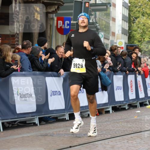 05.10.2025 - 20. swb-Marathon Bremen Strokosch-Dieckow http://msf.ph/oto/9224465 05.10.2025 10:47:52 Ziel 9929, 10089, 10266, 10929, 11187, 11628 meine-sportfotos.de