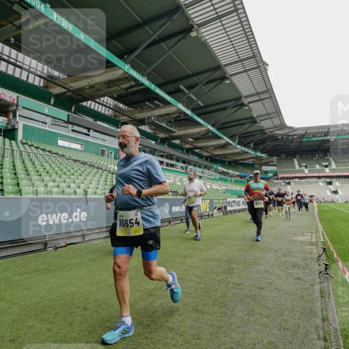05.10.2025 - 20. swb-Marathon Bremen Michael Burmester http://msf.ph/oto/9224466 05.10.2025 10:34:53 Laufen im Stadion 7101, 7147, 7215, 9183, 9188, 9201, 9219, 9292, 9350, 9372, 9430, 9472, 9540, 9547, 9585, 9591, 9601, 9622, 9669, 9672, 9714, 9719, 9720, 9722, 9766, 9783, 9797, 9820, 9844, 9847, 9872, 9925, 9932, 9943, 9947, 9952, 9968, 9981, 10009, 10080, 10088, 10111, 10169, 10191, 10196, 10200, 10260, 10261, 10263, 10281, 10285, 10329, 10341, 10395, 10397, 10398, 10408, 10424, 10527, 10555, 10644, 10645, 10648, 10653, 10694, 10834, 10845, 10950, 10988 meine-sportfotos.de