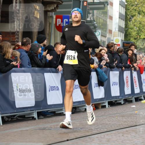 05.10.2025 - 20. swb-Marathon Bremen Strokosch-Dieckow http://msf.ph/oto/9224473 05.10.2025 10:47:52 Ziel 9929, 10089, 10266, 10929, 11187, 11628 meine-sportfotos.de