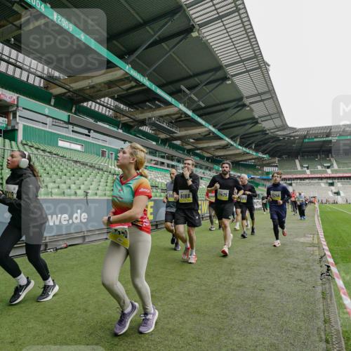 05.10.2025 - 20. swb-Marathon Bremen Michael Burmester http://msf.ph/oto/9224477 05.10.2025 10:34:59 Laufen im Stadion 7147, 7163, 7215, 9183, 9188, 9201, 9219, 9292, 9350, 9372, 9430, 9495, 9540, 9547, 9582, 9585, 9601, 9622, 9669, 9672, 9719, 9720, 9722, 9766, 9783, 9797, 9844, 9847, 9872, 9925, 9932, 9943, 9947, 9952, 9968, 9981, 10009, 10049, 10080, 10088, 10105, 10111, 10169, 10179, 10191, 10200, 10260, 10261, 10263, 10281, 10285, 10329, 10341, 10377, 10395, 10397, 10424, 10527, 10555, 10644, 10645, 10648, 10653, 10694, 10834, 10845, 10950, 10988, 7101, 9472, 9820 meine-sportfotos.de