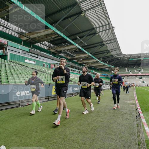 05.10.2025 - 20. swb-Marathon Bremen Michael Burmester http://msf.ph/oto/9224481 05.10.2025 10:34:59 Laufen im Stadion 7147, 7163, 7215, 9183, 9188, 9201, 9219, 9292, 9350, 9372, 9430, 9495, 9540, 9547, 9582, 9585, 9601, 9622, 9669, 9672, 9719, 9720, 9722, 9766, 9783, 9797, 9844, 9847, 9872, 9925, 9932, 9943, 9947, 9952, 9968, 9981, 10009, 10049, 10080, 10088, 10105, 10111, 10169, 10179, 10191, 10200, 10260, 10261, 10263, 10281, 10285, 10329, 10341, 10377, 10395, 10397, 10424, 10527, 10555, 10644, 10645, 10648, 10653, 10694, 10834, 10845, 10950, 10988, 7101, 9472, 9820 meine-sportfotos.de