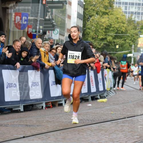05.10.2025 - 20. swb-Marathon Bremen Strokosch-Dieckow http://msf.ph/oto/9224485 05.10.2025 10:47:53 Ziel 9929, 10089, 10266, 10929, 11187, 11628 meine-sportfotos.de