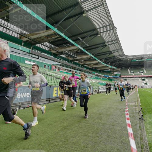 05.10.2025 - 20. swb-Marathon Bremen Michael Burmester http://msf.ph/oto/9224489 05.10.2025 10:35:01 Laufen im Stadion 7147, 7163, 7215, 9183, 9188, 9201, 9219, 9292, 9350, 9372, 9430, 9495, 9540, 9547, 9582, 9585, 9601, 9622, 9625, 9666, 9669, 9672, 9719, 9720, 9722, 9766, 9783, 9797, 9844, 9847, 9872, 9886, 9925, 9932, 9943, 9952, 9968, 9981, 10049, 10080, 10088, 10105, 10111, 10169, 10179, 10191, 10200, 10260, 10261, 10263, 10281, 10285, 10329, 10341, 10377, 10395, 10397, 10527, 10555, 10644, 10645, 10648, 10653, 10694, 10834, 10845, 10950, 10988, 7101, 9472, 9820 meine-sportfotos.de