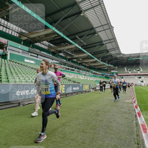 05.10.2025 - 20. swb-Marathon Bremen Michael Burmester http://msf.ph/oto/9224492 05.10.2025 10:35:02 Laufen im Stadion 7147, 7163, 7215, 9183, 9188, 9201, 9219, 9292, 9350, 9372, 9430, 9495, 9540, 9547, 9582, 9585, 9601, 9622, 9625, 9666, 9669, 9672, 9719, 9720, 9722, 9766, 9783, 9797, 9844, 9847, 9872, 9886, 9925, 9932, 9943, 9952, 9968, 9981, 10049, 10080, 10088, 10105, 10111, 10169, 10179, 10191, 10200, 10260, 10261, 10263, 10281, 10285, 10329, 10341, 10368, 10377, 10395, 10397, 10527, 10555, 10644, 10645, 10648, 10653, 10694, 10834, 10845, 10950, 10988, 7101, 9472, 9820 meine-sportfotos.de