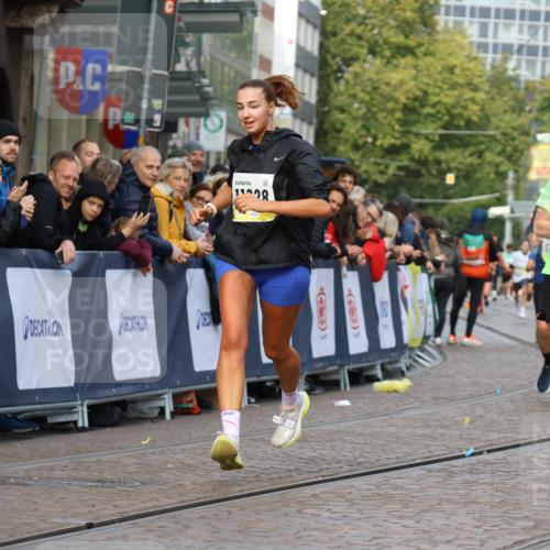05.10.2025 - 20. swb-Marathon Bremen Strokosch-Dieckow http://msf.ph/oto/9224495 05.10.2025 10:47:53 Ziel 9929, 10089, 10266, 10929, 11187, 11628 meine-sportfotos.de