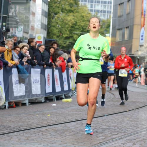 05.10.2025 - 20. swb-Marathon Bremen Strokosch-Dieckow http://msf.ph/oto/9224507 05.10.2025 10:47:54 Ziel 9240, 9929, 10089, 10266, 11187, 11628 meine-sportfotos.de