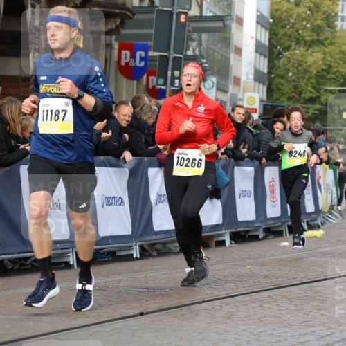 05.10.2025 - 20. swb-Marathon Bremen Strokosch-Dieckow http://msf.ph/oto/9224520 05.10.2025 10:47:58 Ziel 9240, 10089, 10266, 10392, 10818, 11187, 11628 meine-sportfotos.de