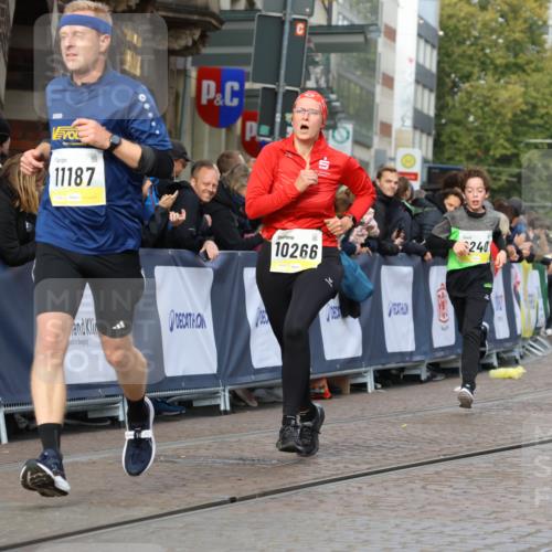 05.10.2025 - 20. swb-Marathon Bremen Strokosch-Dieckow http://msf.ph/oto/9224526 05.10.2025 10:47:58 Ziel 9240, 10089, 10266, 10392, 10818, 11187, 11628 meine-sportfotos.de
