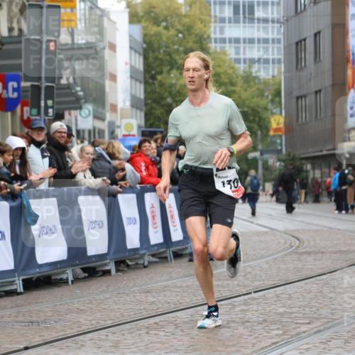 05.10.2025 - 20. swb-Marathon Bremen Strokosch-Dieckow http://msf.ph/oto/9224547 05.10.2025 12:13:10 Ziel 1301 meine-sportfotos.de
