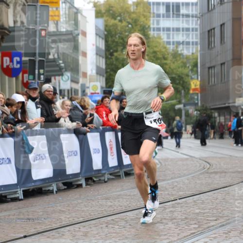 05.10.2025 - 20. swb-Marathon Bremen Strokosch-Dieckow http://msf.ph/oto/9224554 05.10.2025 12:13:10 Ziel 1301 meine-sportfotos.de