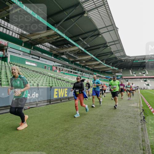 05.10.2025 - 20. swb-Marathon Bremen Michael Burmester http://msf.ph/oto/9224555 05.10.2025 10:35:28 Laufen im Stadion 7163, 9183, 9188, 9201, 9219, 9231, 9330, 9350, 9433, 9451, 9495, 9508, 9540, 9550, 9576, 9582, 9601, 9609, 9612, 9622, 9625, 9634, 9666, 9672, 9722, 9790, 9886, 9904, 9914, 9925, 9937, 9954, 9962, 9968, 10039, 10049, 10055, 10059, 10063, 10084, 10105, 10138, 10145, 10169, 10179, 10225, 10250, 10263, 10281, 10353, 10359, 10368, 10377, 10395, 10555, 10644, 10653, 10694, 10834, 10845, 10950, 10988, 7147, 9292, 9430, 9669, 9719, 9783 meine-sportfotos.de