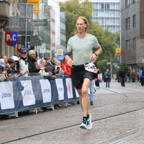 05.10.2025 - 20. swb-Marathon Bremen Strokosch-Dieckow http://msf.ph/oto/9224560 05.10.2025 12:13:10 Ziel 1301 meine-sportfotos.de