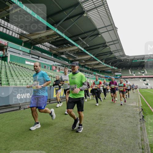 05.10.2025 - 20. swb-Marathon Bremen Michael Burmester http://msf.ph/oto/9224561 05.10.2025 10:35:29 Laufen im Stadion 7163, 9183, 9188, 9201, 9219, 9231, 9330, 9350, 9433, 9451, 9495, 9508, 9540, 9550, 9576, 9582, 9601, 9609, 9612, 9622, 9625, 9634, 9666, 9672, 9722, 9790, 9886, 9904, 9914, 9925, 9937, 9954, 9962, 9968, 10039, 10049, 10055, 10059, 10063, 10084, 10105, 10138, 10145, 10169, 10179, 10225, 10250, 10263, 10281, 10353, 10359, 10368, 10377, 10395, 10555, 10644, 10694, 10834, 10845, 10950, 10988, 7147, 9292, 9430, 9669, 9672, 9719, 9783 meine-sportfotos.de