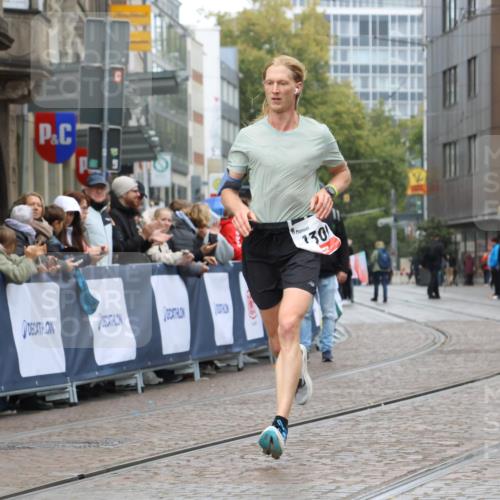 05.10.2025 - 20. swb-Marathon Bremen Strokosch-Dieckow http://msf.ph/oto/9224565 05.10.2025 12:13:10 Ziel 1301 meine-sportfotos.de