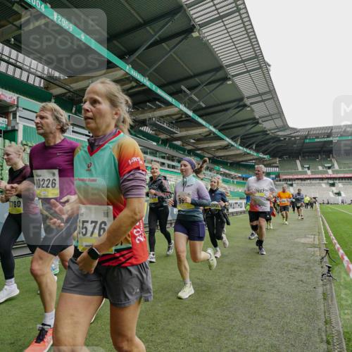 05.10.2025 - 20. swb-Marathon Bremen Michael Burmester http://msf.ph/oto/9224573 05.10.2025 10:35:32 Laufen im Stadion 7163, 7177, 7178, 9183, 9188, 9201, 9219, 9231, 9330, 9350, 9433, 9451, 9495, 9508, 9516, 9518, 9542, 9550, 9576, 9582, 9601, 9609, 9612, 9622, 9625, 9634, 9666, 9722, 9737, 9790, 9886, 9904, 9914, 9937, 9954, 9962, 9968, 10039, 10049, 10055, 10059, 10063, 10084, 10105, 10138, 10139, 10145, 10169, 10179, 10225, 10228, 10250, 10263, 10281, 10336, 10353, 10359, 10368, 10377, 10395, 10555, 10644, 10694, 10834, 10845, 10950, 10988, 7147, 9292, 9430, 9669, 9672, 9719 meine-sportfotos.de