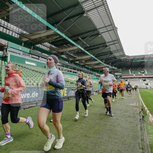 05.10.2025 - 20. swb-Marathon Bremen Michael Burmester http://msf.ph/oto/9224575 05.10.2025 10:35:33 Laufen im Stadion 7163, 7177, 7178, 9183, 9188, 9201, 9231, 9330, 9350, 9433, 9451, 9495, 9508, 9516, 9518, 9542, 9550, 9576, 9582, 9601, 9609, 9612, 9622, 9625, 9634, 9666, 9722, 9737, 9790, 9886, 9904, 9914, 9937, 9954, 9962, 9968, 10039, 10049, 10055, 10059, 10063, 10079, 10084, 10105, 10138, 10139, 10145, 10169, 10179, 10225, 10228, 10250, 10263, 10281, 10336, 10353, 10359, 10368, 10377, 10395, 10555, 10644, 10694, 10834, 10845, 10950, 10988, 7147, 9292, 9430, 9669, 9672 meine-sportfotos.de