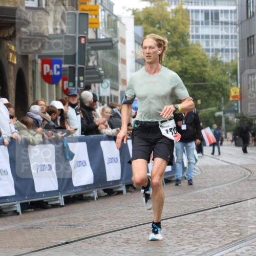 05.10.2025 - 20. swb-Marathon Bremen Strokosch-Dieckow http://msf.ph/oto/9224576 05.10.2025 12:13:10 Ziel 1301 meine-sportfotos.de