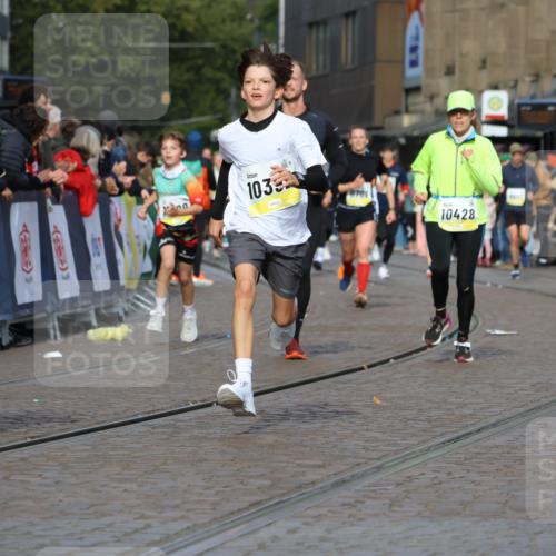 05.10.2025 - 20. swb-Marathon Bremen Strokosch-Dieckow http://msf.ph/oto/9224580 05.10.2025 10:48:06 Ziel 10392, 10428, 10723, 10818, 10953, 11299 meine-sportfotos.de