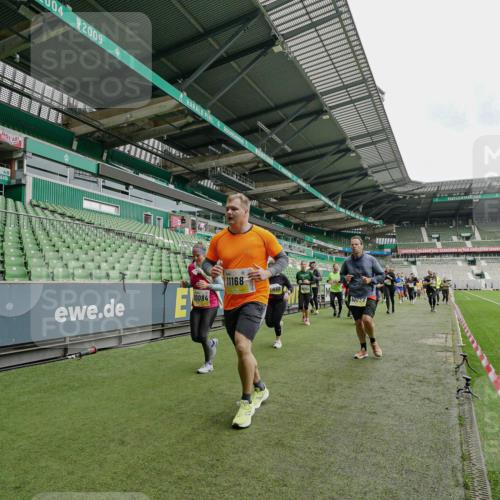 05.10.2025 - 20. swb-Marathon Bremen Michael Burmester http://msf.ph/oto/9224588 05.10.2025 10:35:36 Laufen im Stadion 7163, 7177, 7178, 9183, 9201, 9231, 9330, 9350, 9433, 9451, 9495, 9508, 9516, 9518, 9542, 9550, 9576, 9582, 9601, 9609, 9612, 9622, 9625, 9634, 9666, 9722, 9737, 9790, 9886, 9904, 9914, 9937, 9954, 9962, 9968, 10006, 10039, 10049, 10055, 10059, 10063, 10079, 10084, 10105, 10127, 10138, 10139, 10145, 10169, 10179, 10225, 10228, 10250, 10281, 10336, 10353, 10359, 10368, 10377, 10395, 10555, 10644, 10694, 10834, 10845, 10950, 10988, 7147, 9292, 9430, 9669, 9672 meine-sportfotos.de