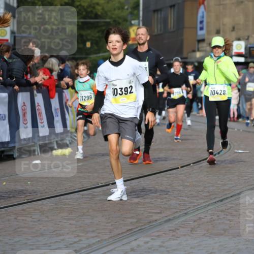 05.10.2025 - 20. swb-Marathon Bremen Strokosch-Dieckow http://msf.ph/oto/9224592 05.10.2025 10:48:06 Ziel 10392, 10428, 10723, 10818, 10953, 11299 meine-sportfotos.de
