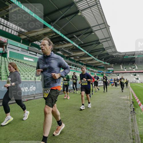 05.10.2025 - 20. swb-Marathon Bremen Michael Burmester http://msf.ph/oto/9224593 05.10.2025 10:35:38 Laufen im Stadion 7163, 7177, 7178, 9201, 9231, 9330, 9350, 9433, 9451, 9495, 9508, 9516, 9518, 9542, 9550, 9576, 9582, 9601, 9609, 9612, 9622, 9625, 9634, 9666, 9722, 9737, 9790, 9886, 9904, 9914, 9937, 9954, 9962, 9968, 10006, 10039, 10049, 10055, 10059, 10063, 10079, 10084, 10105, 10127, 10138, 10139, 10145, 10169, 10179, 10225, 10228, 10250, 10281, 10336, 10353, 10359, 10368, 10377, 10395, 10555, 10644, 10694, 10834, 10845, 10988, 9292, 9430, 9669, 9672 meine-sportfotos.de