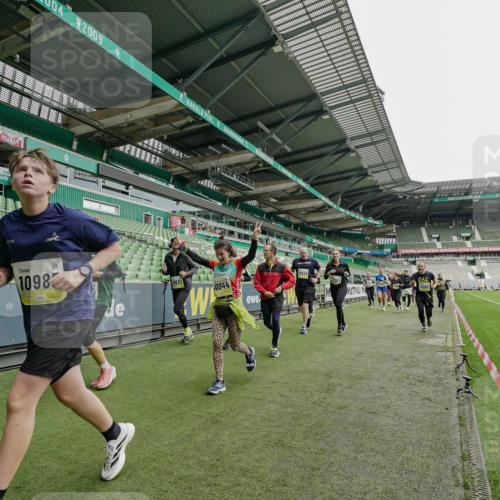 05.10.2025 - 20. swb-Marathon Bremen Michael Burmester http://msf.ph/oto/9224599 05.10.2025 10:35:39 Laufen im Stadion 7163, 7177, 7178, 9201, 9231, 9330, 9350, 9433, 9451, 9462, 9495, 9508, 9516, 9518, 9542, 9550, 9576, 9582, 9601, 9609, 9612, 9622, 9625, 9634, 9666, 9737, 9790, 9886, 9904, 9914, 9937, 9954, 9962, 9968, 10006, 10039, 10049, 10055, 10059, 10063, 10079, 10084, 10105, 10127, 10138, 10139, 10143, 10145, 10179, 10225, 10228, 10250, 10281, 10336, 10353, 10359, 10368, 10377, 10395, 10555, 10644, 10694, 10834, 10845, 10988, 9430, 9669, 9672 meine-sportfotos.de