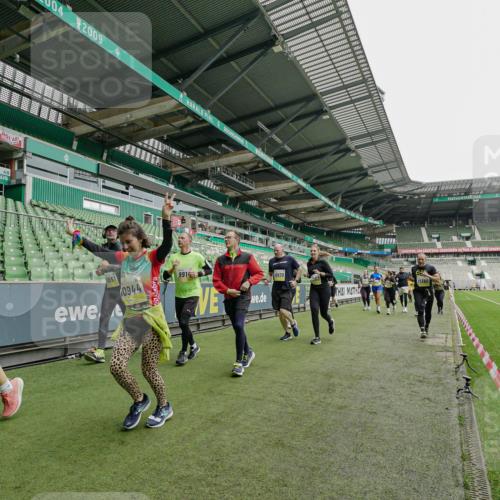 05.10.2025 - 20. swb-Marathon Bremen Michael Burmester http://msf.ph/oto/9224601 05.10.2025 10:35:39 Laufen im Stadion 7163, 7177, 7178, 9201, 9231, 9330, 9350, 9433, 9451, 9462, 9495, 9508, 9516, 9518, 9542, 9550, 9576, 9582, 9601, 9609, 9612, 9622, 9625, 9634, 9666, 9737, 9790, 9886, 9904, 9914, 9937, 9954, 9962, 9968, 10006, 10039, 10049, 10055, 10059, 10063, 10079, 10084, 10105, 10127, 10138, 10139, 10143, 10145, 10179, 10225, 10228, 10250, 10281, 10336, 10353, 10359, 10368, 10377, 10395, 10555, 10644, 10694, 10834, 10845, 10988, 9430, 9669, 9672 meine-sportfotos.de