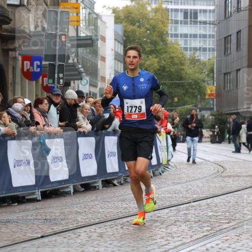05.10.2025 - 20. swb-Marathon Bremen Strokosch-Dieckow http://msf.ph/oto/9224605 05.10.2025 12:14:06 Ziel 1779 meine-sportfotos.de