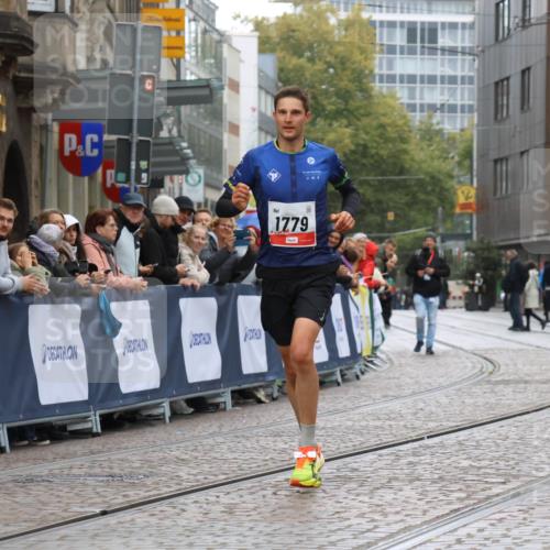 05.10.2025 - 20. swb-Marathon Bremen Strokosch-Dieckow http://msf.ph/oto/9224611 05.10.2025 12:14:06 Ziel 1779 meine-sportfotos.de