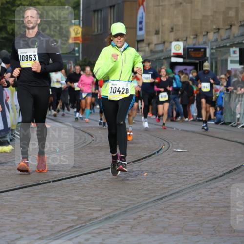 05.10.2025 - 20. swb-Marathon Bremen Strokosch-Dieckow http://msf.ph/oto/9224614 05.10.2025 10:48:08 Ziel 9706, 10392, 10428, 10723, 10818, 10953, 11299 meine-sportfotos.de