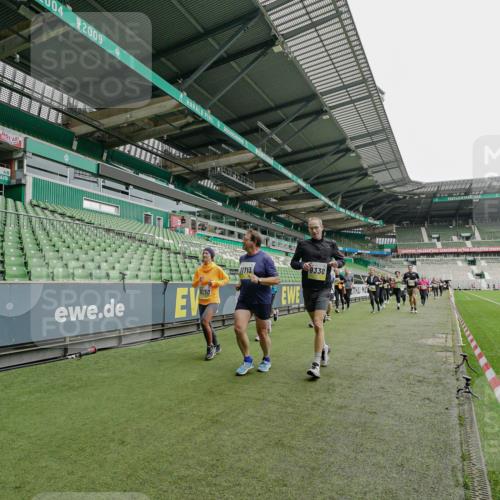 05.10.2025 - 20. swb-Marathon Bremen Michael Burmester http://msf.ph/oto/9224624 05.10.2025 10:35:48 Laufen im Stadion 7163, 7177, 7178, 9173, 9174, 9231, 9278, 9327, 9330, 9350, 9378, 9389, 9433, 9450, 9451, 9462, 9495, 9508, 9516, 9518, 9542, 9550, 9576, 9582, 9601, 9609, 9612, 9625, 9634, 9666, 9737, 9790, 9880, 9886, 9904, 9914, 9937, 9954, 9962, 9968, 9977, 10006, 10039, 10049, 10055, 10059, 10063, 10079, 10084, 10105, 10127, 10138, 10139, 10143, 10145, 10179, 10182, 10225, 10228, 10250, 10293, 10336, 10353, 10359, 10367, 10368, 10377, 10395, 10555, 9672 meine-sportfotos.de