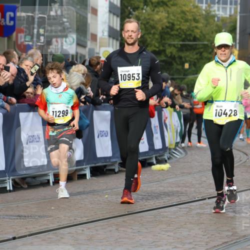 05.10.2025 - 20. swb-Marathon Bremen Strokosch-Dieckow http://msf.ph/oto/9224630 05.10.2025 10:48:09 Ziel 9293, 9706, 10392, 10428, 10723, 10818, 10931, 10953, 11299, 11561 meine-sportfotos.de