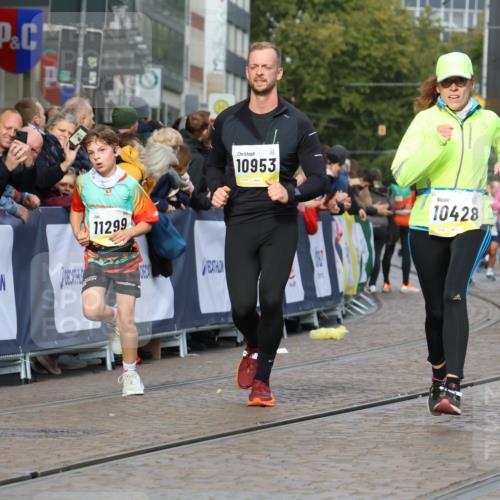 05.10.2025 - 20. swb-Marathon Bremen Strokosch-Dieckow http://msf.ph/oto/9224636 05.10.2025 10:48:09 Ziel 9293, 9706, 10392, 10428, 10723, 10818, 10931, 10953, 11299, 11561 meine-sportfotos.de