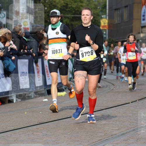 05.10.2025 - 20. swb-Marathon Bremen Strokosch-Dieckow http://msf.ph/oto/9224655 05.10.2025 10:48:14 Ziel 9293, 9404, 9641, 9706, 10428, 10931, 10953, 11119, 11292, 11299, 11561, 11637 meine-sportfotos.de