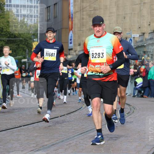 05.10.2025 - 20. swb-Marathon Bremen Strokosch-Dieckow http://msf.ph/oto/9224662 05.10.2025 10:48:16 Ziel 9223, 9293, 9404, 9641, 9704, 9706, 9810, 10931, 10953, 11119, 11292, 11561, 11637 meine-sportfotos.de