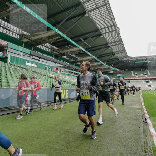 05.10.2025 - 20. swb-Marathon Bremen Michael Burmester http://msf.ph/oto/9224664 05.10.2025 10:36:01 Laufen im Stadion 7177, 7178, 7908, 8585, 9005, 9173, 9174, 9215, 9231, 9278, 9327, 9330, 9346, 9349, 9370, 9371, 9378, 9389, 9433, 9443, 9450, 9451, 9454, 9462, 9508, 9516, 9518, 9542, 9550, 9576, 9609, 9611, 9612, 9634, 9686, 9737, 9747, 9790, 9880, 9886, 9904, 9914, 9937, 9954, 9962, 9977, 10006, 10039, 10055, 10059, 10063, 10079, 10084, 10127, 10138, 10139, 10143, 10145, 10182, 10219, 10225, 10228, 10250, 10293, 10311, 10324, 10336, 10353, 10359, 10367, 10368, 10391, 7163 meine-sportfotos.de