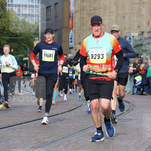 05.10.2025 - 20. swb-Marathon Bremen Strokosch-Dieckow http://msf.ph/oto/9224667 05.10.2025 10:48:16 Ziel 9223, 9293, 9404, 9641, 9704, 9706, 9810, 10931, 10953, 11119, 11292, 11561, 11637 meine-sportfotos.de