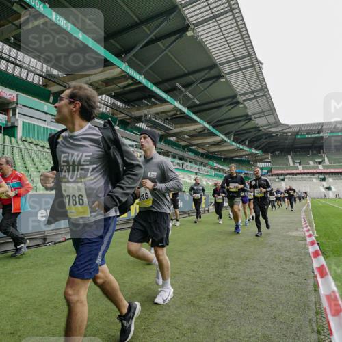 05.10.2025 - 20. swb-Marathon Bremen Michael Burmester http://msf.ph/oto/9224668 05.10.2025 10:36:01 Laufen im Stadion 7177, 7178, 7908, 8585, 9005, 9173, 9174, 9215, 9231, 9278, 9327, 9330, 9346, 9349, 9370, 9371, 9378, 9389, 9433, 9443, 9450, 9451, 9454, 9462, 9508, 9516, 9518, 9542, 9550, 9576, 9609, 9611, 9612, 9634, 9686, 9737, 9747, 9790, 9880, 9886, 9904, 9914, 9937, 9954, 9962, 9977, 10006, 10039, 10055, 10059, 10063, 10079, 10084, 10127, 10138, 10139, 10143, 10145, 10182, 10219, 10225, 10228, 10250, 10293, 10311, 10324, 10336, 10353, 10359, 10367, 10368, 10391, 7163 meine-sportfotos.de