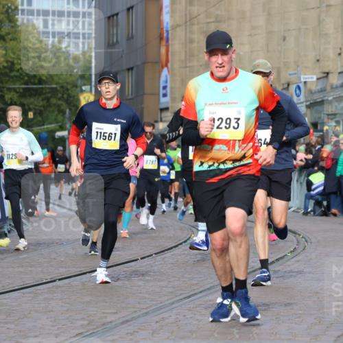 05.10.2025 - 20. swb-Marathon Bremen Strokosch-Dieckow http://msf.ph/oto/9224674 05.10.2025 10:48:16 Ziel 9223, 9293, 9404, 9641, 9704, 9706, 9810, 10931, 10953, 11119, 11292, 11561, 11637 meine-sportfotos.de