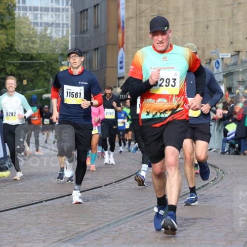 05.10.2025 - 20. swb-Marathon Bremen Strokosch-Dieckow http://msf.ph/oto/9224680 05.10.2025 10:48:16 Ziel 9223, 9293, 9404, 9641, 9704, 9706, 9810, 10931, 10953, 11119, 11292, 11561, 11637 meine-sportfotos.de