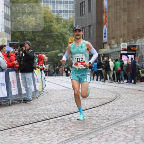 05.10.2025 - 20. swb-Marathon Bremen Strokosch-Dieckow http://msf.ph/oto/9224686 05.10.2025 12:14:40 Ziel 1122 meine-sportfotos.de
