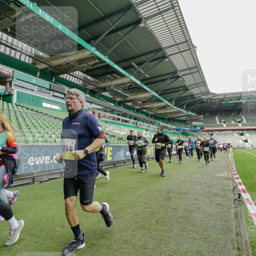 05.10.2025 - 20. swb-Marathon Bremen Michael Burmester http://msf.ph/oto/9224696 05.10.2025 10:36:10 Laufen im Stadion 7123, 7177, 7178, 7908, 8585, 9005, 9173, 9174, 9215, 9231, 9278, 9327, 9330, 9346, 9349, 9370, 9371, 9378, 9389, 9433, 9443, 9450, 9451, 9454, 9462, 9508, 9516, 9518, 9542, 9550, 9568, 9608, 9609, 9611, 9613, 9634, 9635, 9686, 9737, 9747, 9880, 9904, 9914, 9937, 9954, 9962, 9977, 10006, 10039, 10059, 10063, 10079, 10084, 10127, 10138, 10139, 10143, 10182, 10219, 10228, 10250, 10293, 10311, 10324, 10336, 10353, 10357, 10359, 10367, 10391, 10560, 7163 meine-sportfotos.de